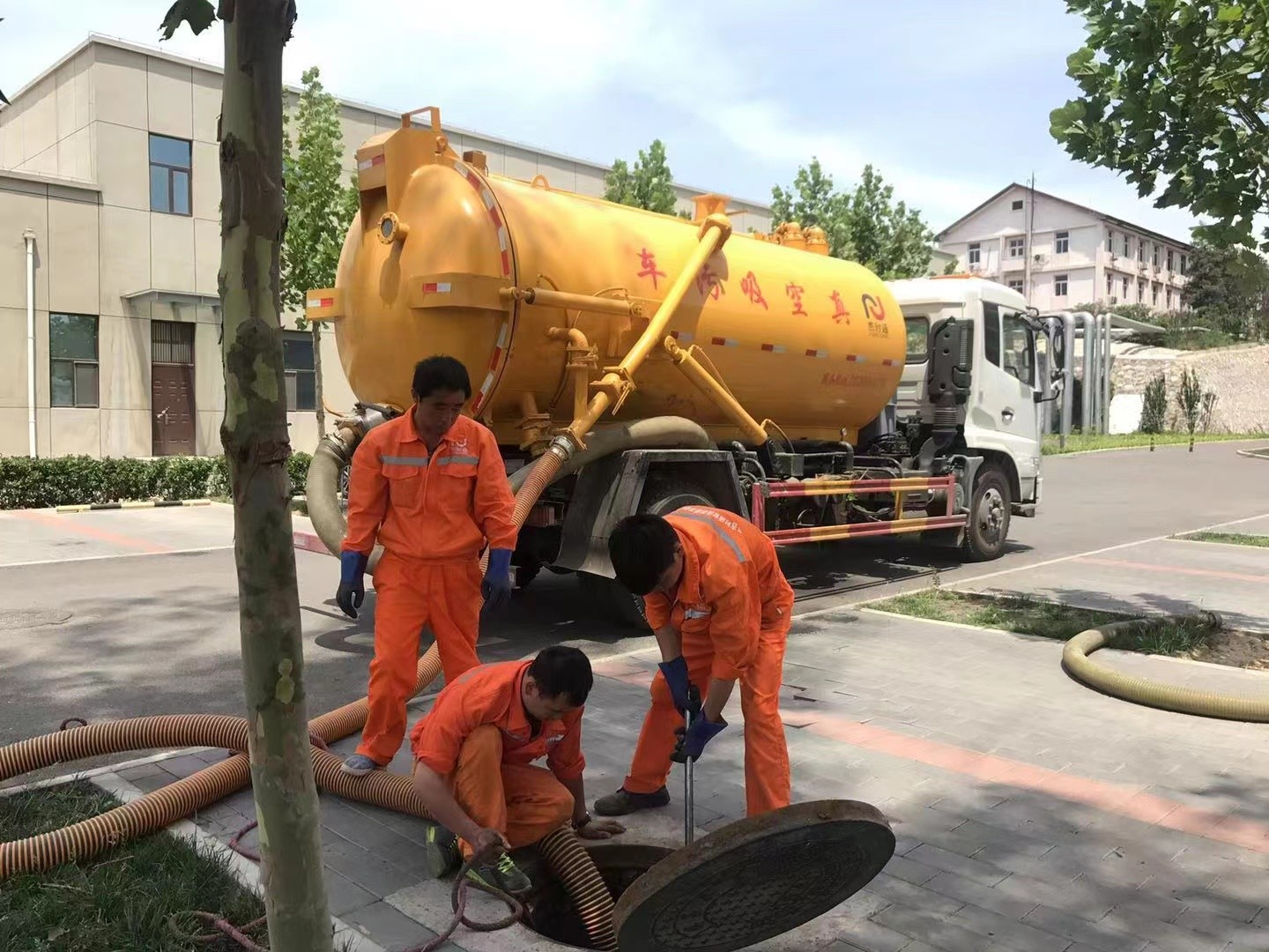 龙门管道疏通车停在窨井附近